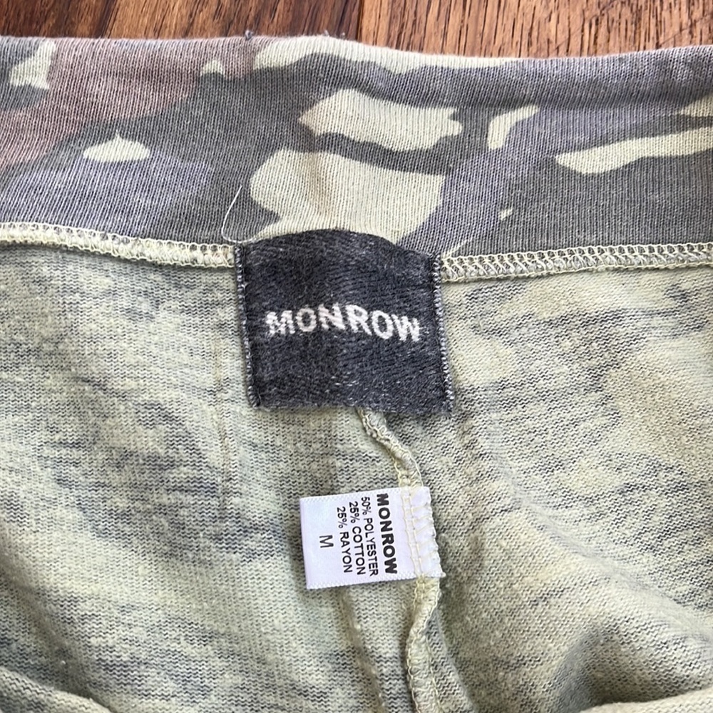 Monrow Woman’s Green Camo Joggers Size M - Picture 4 of 6
